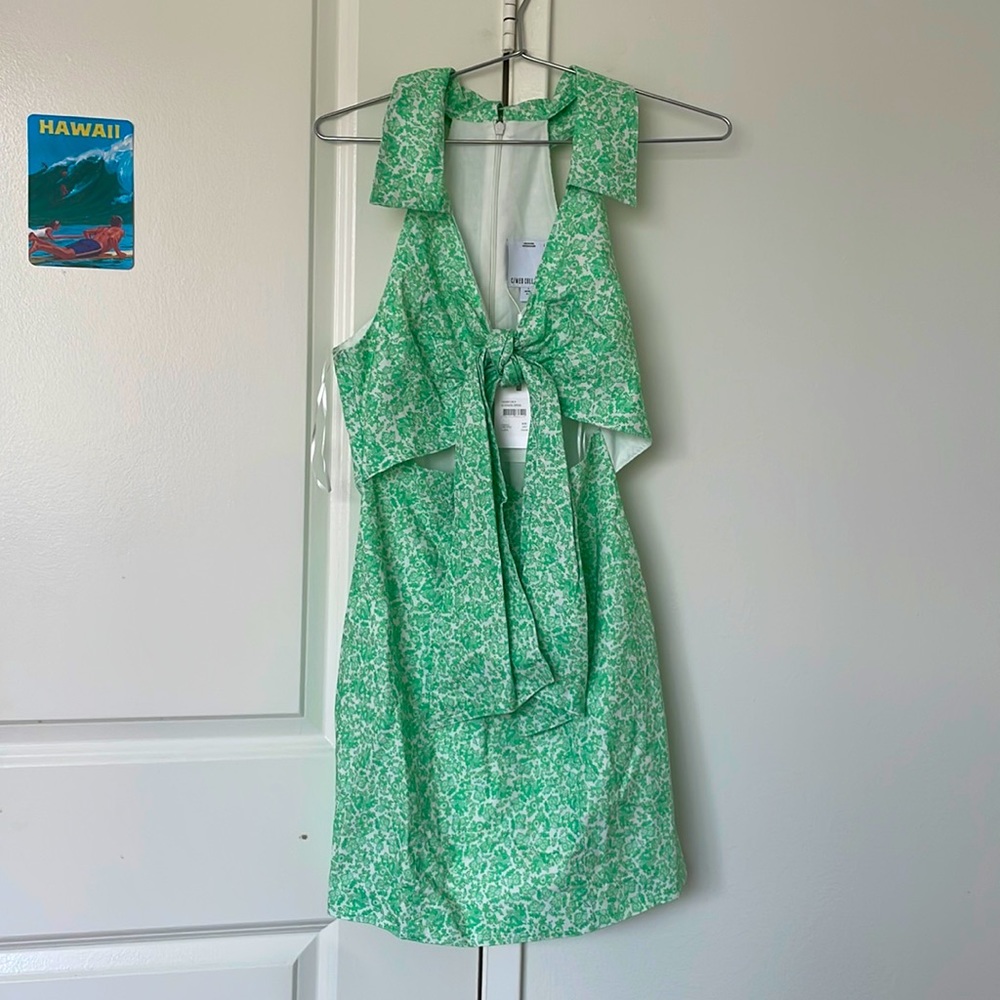 Cute green dress with tie front zipper on the back